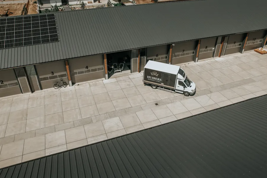Luchtfoto van het bedrijfspand van Huibers Outdoor & Living