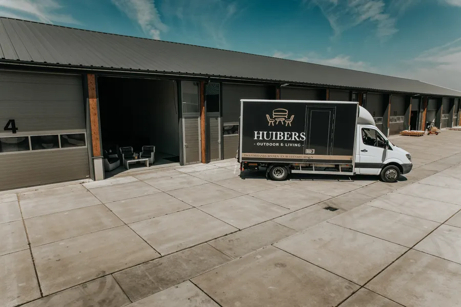 Entree van het bedrijfspand van Huibers met de bezorgwagen