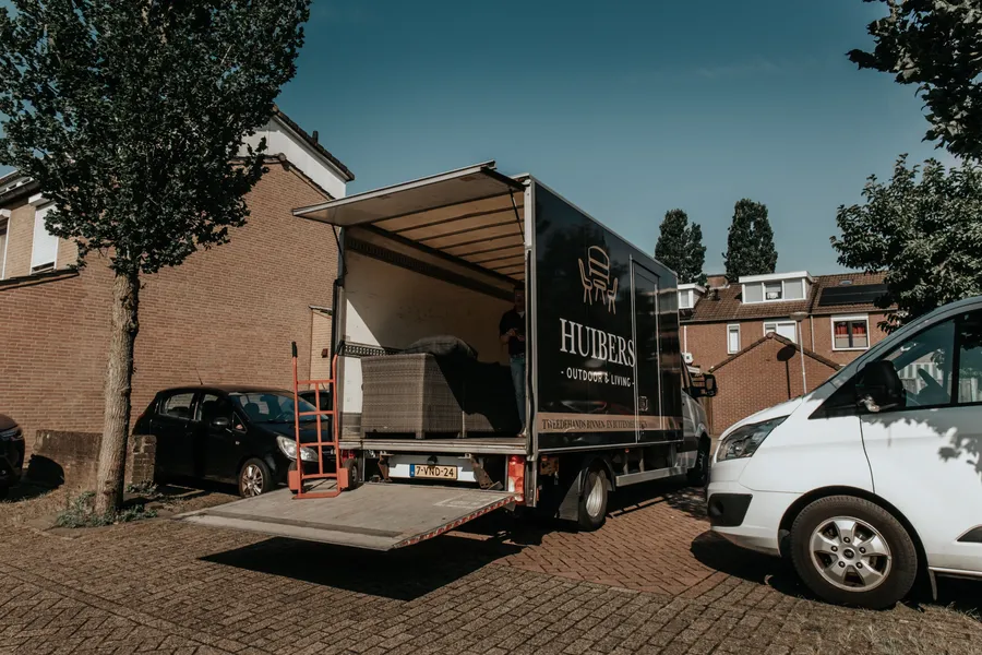 Huibers-bezorgwagen met geopende laadklep, klaar voor een bezorging
