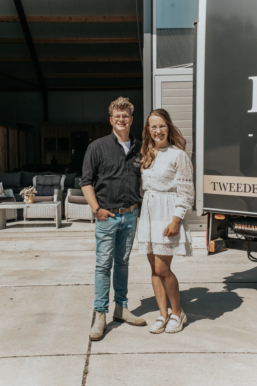 Het team van Huibers bij de bezorgwagen van het familiebedrijf