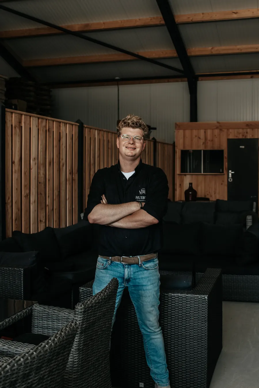 Medewerker van Huibers in de showroom