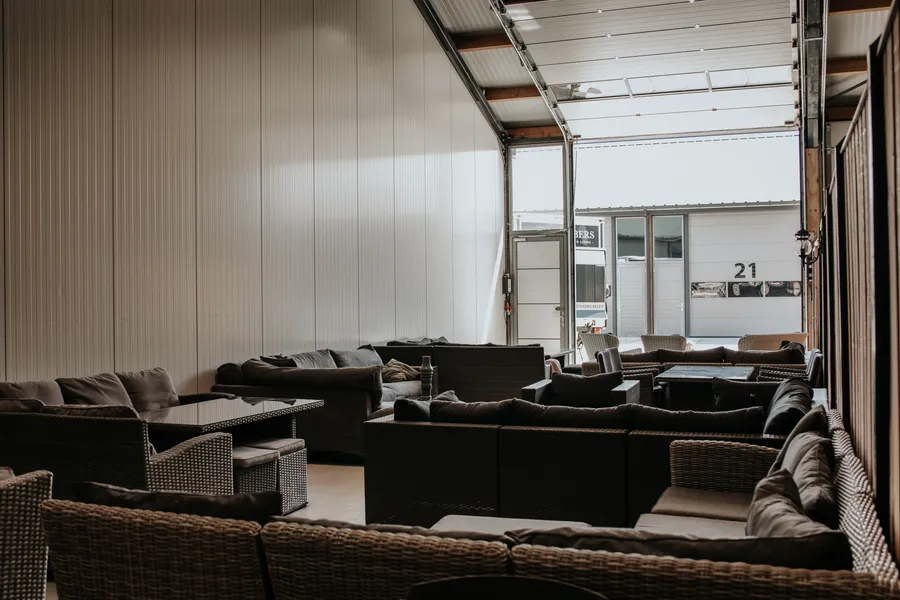 Overzicht van de showroom met loungesets