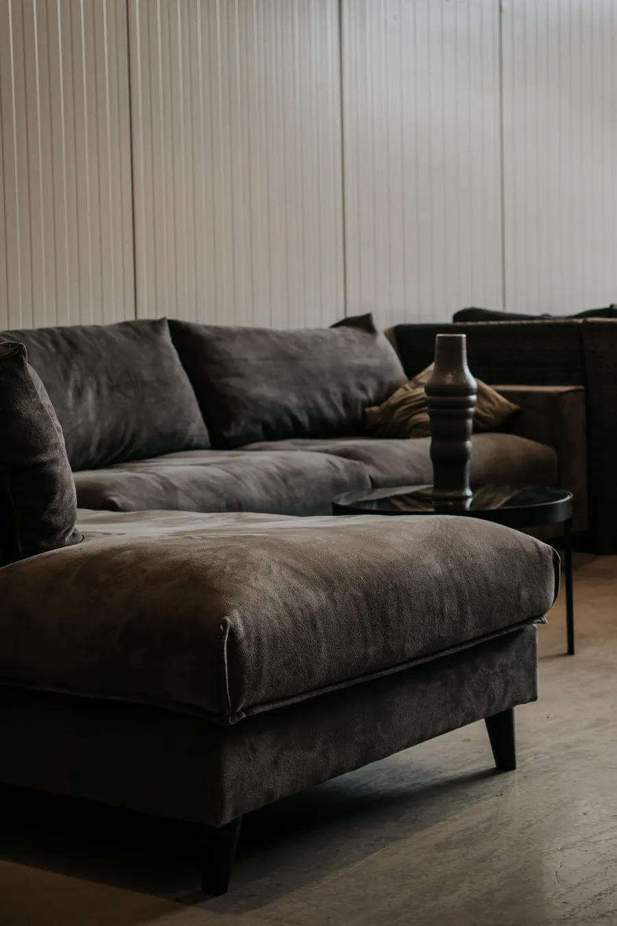 Detail van een loungebank in de showroom