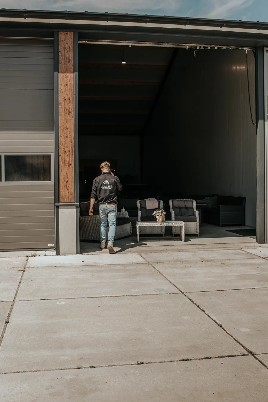 Medewerker loopt de showroom van Huibers binnen